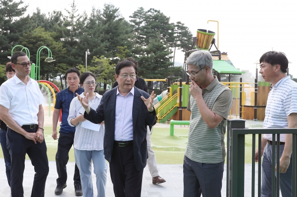 은평공원 어린이수영장 개장 전 사전점검에 나선 장종태 구청장