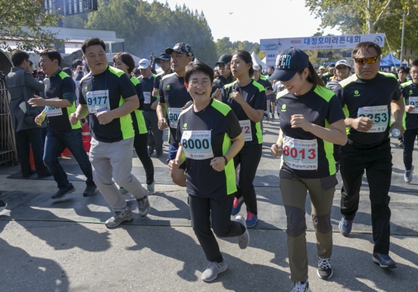 지난해 대청호마라톤대회 (박정현 구청장 동참 모습)