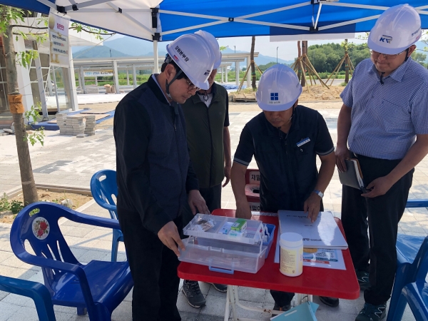한국철도시설공단 강원본부가 5일(월) 중앙선 복선전철 풍기정거장 건설현장의 무더위쉼터에서 상비약 등 보유여부를 점검하고 있다.