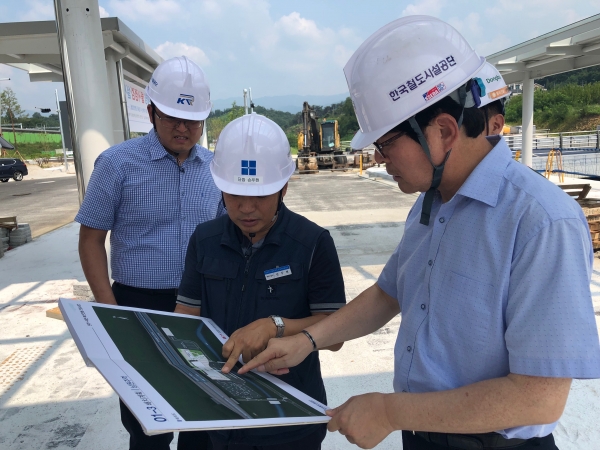 한국철도시설공단 강원본부가 5일 폭염에 대비해 중앙선 복선전철 풍기정거장 건설현장을 점검하고 있다