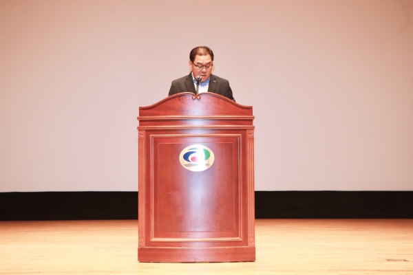 6일 천안시가 시청 봉서홀에서 일본 규탄 결의대회를 열어 이남동 행정안전국장이 결의문을 낭독하고 있다.