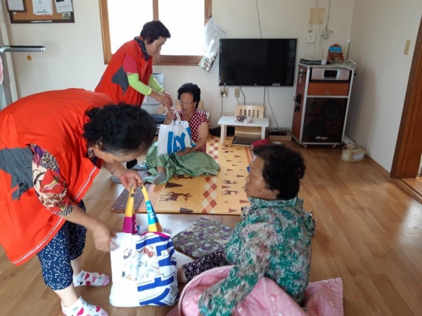 청양군자원봉사센터 밑반찬 만들기 (만든음식을 어르신들께 배달모습)