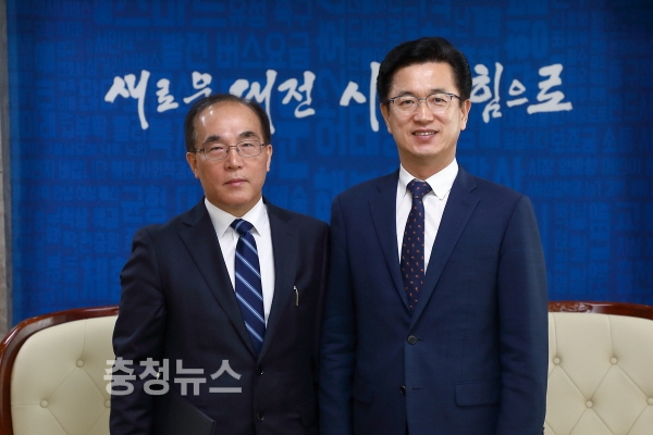 배상록 대전시 경제과학협력관, 허태정 대전시장이 임명장 수여식을 갖고 기념촬영 하고 있다.