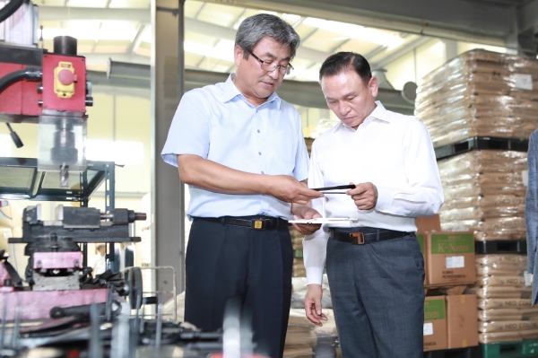 씨엔티솔루션 기업체 방문을 하고 있는 구본영 시장