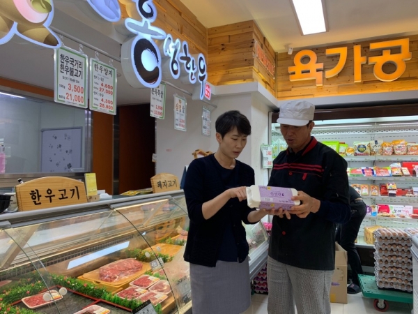 충남농협 식품안전관리 점검원이 하나로마트 매장에서 유통기한 관리등을 중점점검
