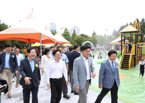 은평어린이물놀이장을 둘러보고 있는 장종태 구청장과 박범계 국회의원 김종천 시의회 의장, 윤용대 부의장