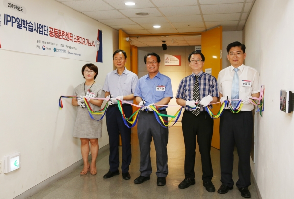 한남대 IPP일학습사업단의 ‘공동훈련센터 스튜디오’ 개소식에서 이덕훈 한남대 총장(가운데)과 이병재 한국산업인력공단 대전지역본부장(사진 왼쪽 두 번째), 이재환 고용노동부 직업능력개발과장(오른쪽 두 번째)이 테이프 커팅을 하고 있다.