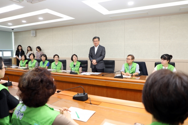 7일 구암평생학습센터에서 열린 ‘동행’ 발대식에서 정용래 유성구청장이 인사말을 하고 있다