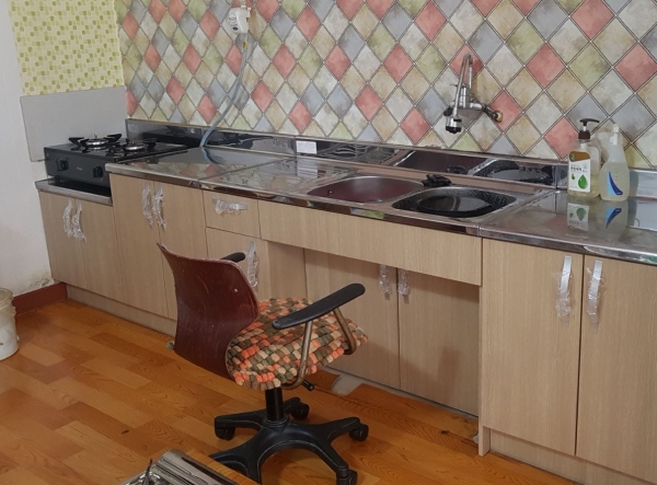 의자에 앉아 사용할 수 있도록 싱크대를 개조한 모습