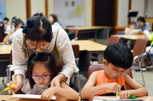 한수연 공예작가와 함께하는 ‘샤인아트로 꾸미는 화폐박물관 만들기’ 행사 모습