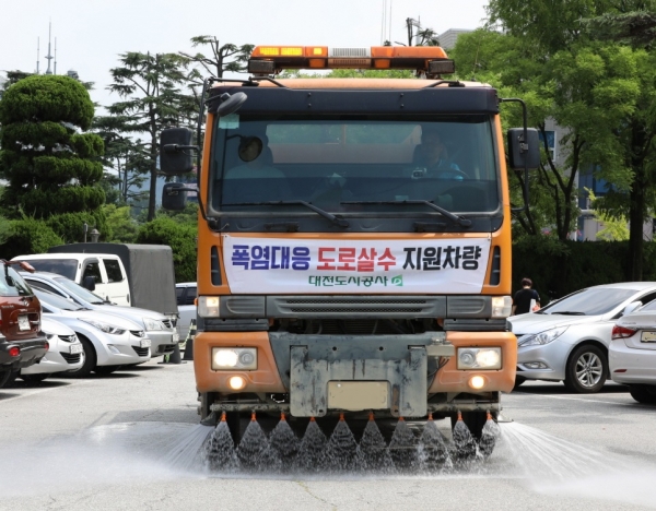 살수차가 폭염을 식히기 위해 도로에 살수작업 모습