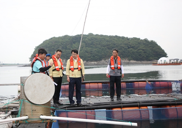 맹정호 서산시장이 창리 가두리양식장을 방문해 고수온 피해예방대책 추진상황을 점검하고 있다.
