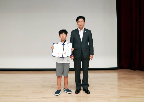 한밭대 최병욱 총장이 청소년 로봇캠프 저학년부문 코딩대회에서 대상을 차지한 학생(도솔초 2학년 김민준)과 기념촬영