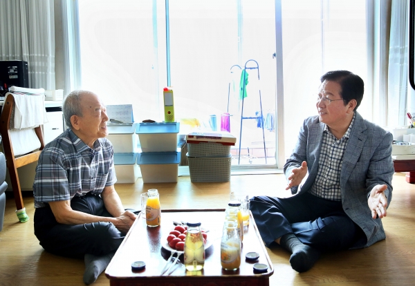 광복절기념 애국지사 유족 위문을 하고 있는 장종태 구청장