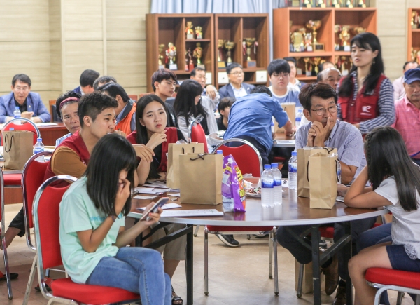 고대면 주민총회를 참관 중인 고려대 학생들