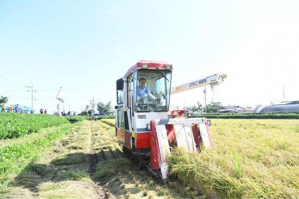 황선봉 군수, 콤바인 벼베기 모습