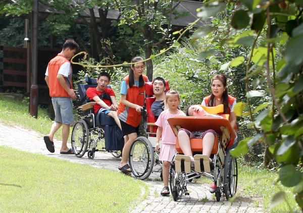 한국타이어앤테크놀로지(주) 동그라미봉사단, 임직원 자녀와 함께 가족봉사활동 진행 모습