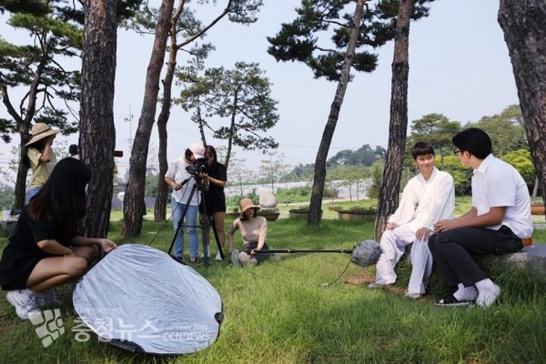 감독들의 지원 아래 학생들이 동아리별로 3분 영화를 제작하고 있다.