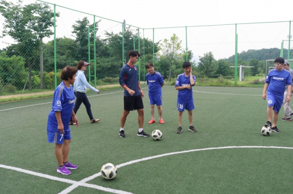 지난 8일 장애인 축구클리닉 진행 모습