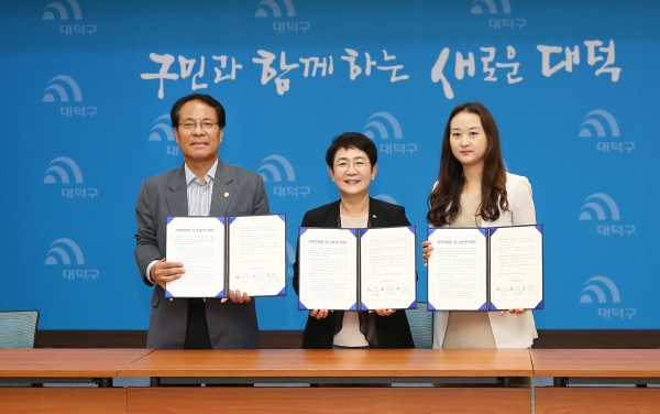 ‘사회적경제 활성화와 기업가 육성을 위한 업무협약식’에서 한남대 이덕훈 총장(사진 왼쪽)과 박정현 대덕구청장(가운데), 김주희 사회적기업가 육성사업 창업팀 대표(주식회사 이엔엠팩토리)가 업무협약 체결