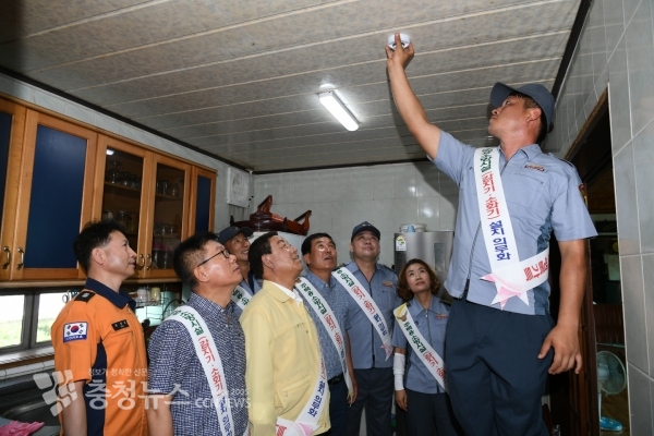 단독경보형감지기 시범설치 모습 / 충청뉴스 최형순 기자