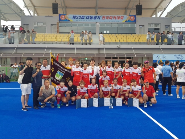 제33기 대통령기 전국하키대회 우승 후 아산시청 하키팀 단원 및 관계자 단체사진