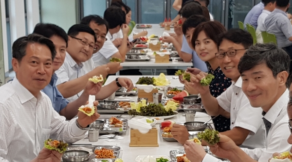 조소행 충남농협본부장이 직원들과 함께 구내식당에서 돼지고기 소비촉진을 위한 돼지고기 먹는 날을 운영하고 있다.