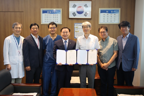 건양대병원과 건양대 명곡의과학연구소, 공주의료원이 업무협약 체결 후 기념촬영을 하는 모습왼쪽부터 공주의료원 백대현 진료부장, 정정상 원무과장, 김용환 응급의학과장, 유상주 의료원장, 건양대 이성기 명곡의과학연구소장, 건양대병원 박성수 권역응급의료센터장, 성경모 대외협력팀장