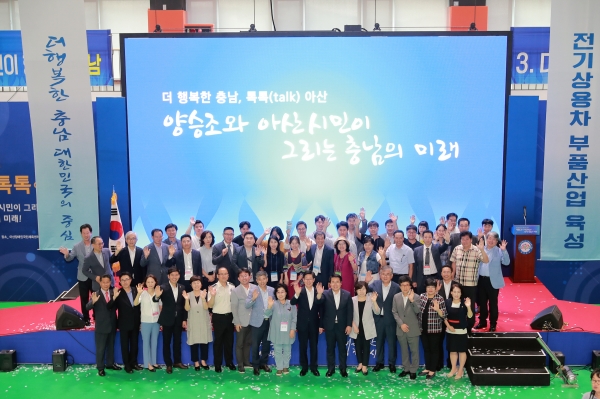 분임토의 참가자와 함께 기념촬영