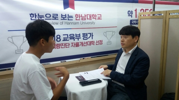 타유버스에 탄 예비 수험생을 위해 한남대 교수님이 실전과 같이 모의 면접 진행