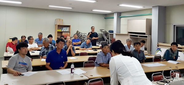 농업기업 상생형온실가스감축사업 설명회에 참석한 용인 남사작목반 농가들이 생산비 부담을 경감할 수 있는 사업지원 내용에 큰 기대감
