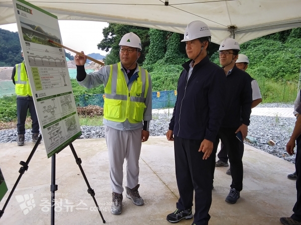 박무익 차장(사진 가운데)은 13일 무더운 여름철 건설현장 안전사고 예방과 근로자의 근로환경 개선 등을 위해 ‘금빛노을교 및 5생활권 외곽순환도로 공사’에 대해 현장 점검을 실시하였다. (행정중심복합도시건설청 제공)