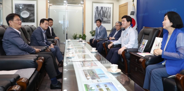 14일 구청장 접견실에서 열린 환경관리원 근무환경 개선을 위한 간담회 모습