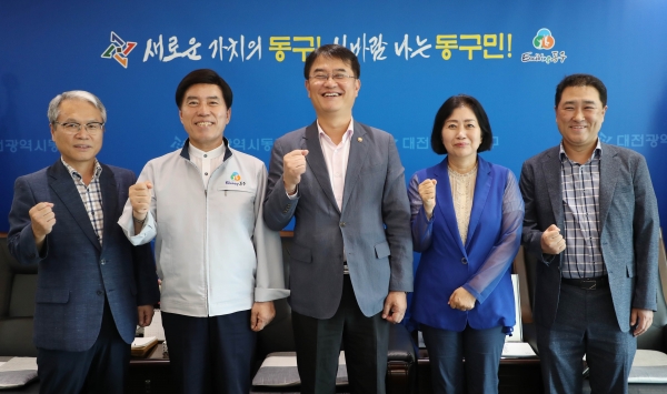 14일 구청장 접견실에서 열린 환경관리원 근무환경 개선을 위한 간담회 모습(사진 왼쪽부터 임근창 부구청장, 황인호 동구청장, 윤종인 행정안전부 차관, 이나영 동구의회 의장, 박연병 행정안전부 자치행정과장)