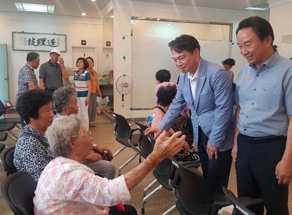 조소행 충남농협 본부장은 농업인행복버스 무료진료장을 찾아 박노규 면천농협 조합장과 함께 고령농업인들의 안부를 묻고 건강을 살폈다.