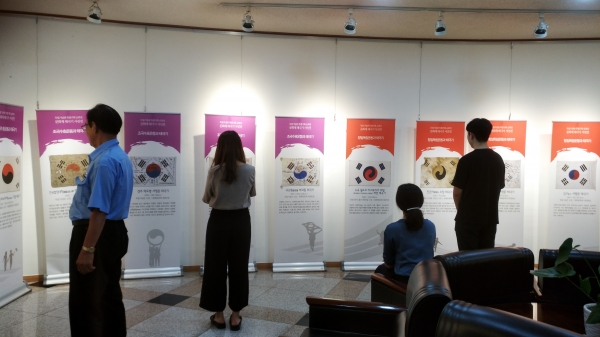 대덕구 신탄진도서관, 문화재 태극기 사진전 특별전시 관람 모습