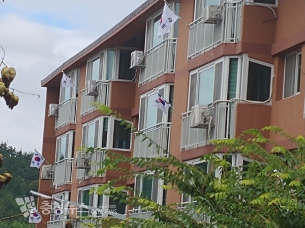 태안발전본부 사택에 태극기 계양 / 충청뉴스 최형순 기자