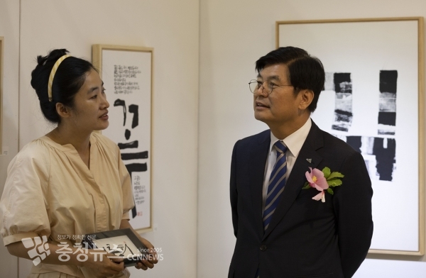 이춘희 세종시장(우), 세종시 첫 아트페어 행사장 찾아 / 충청뉴스 최형순 기자