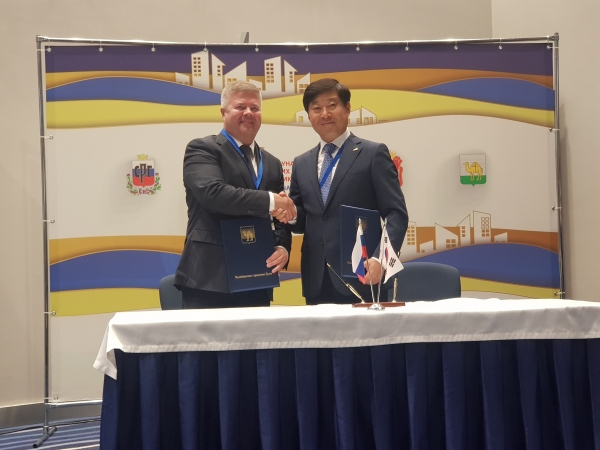 황명선 논산시장(전국시장군수구청장협의회 상임부회장)과 모샤로프 첼랴빈스크시의회의장(러시아연방도시연합회장)이 양 도시간 우호협력 위한 MOU 체결