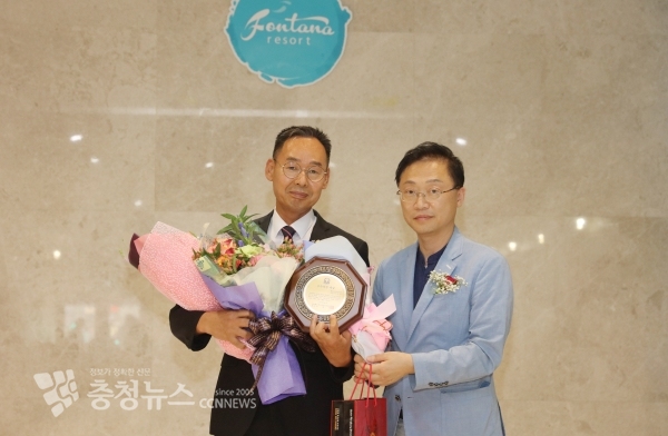 수상하는 서산시의회 이수의 의원(좌)