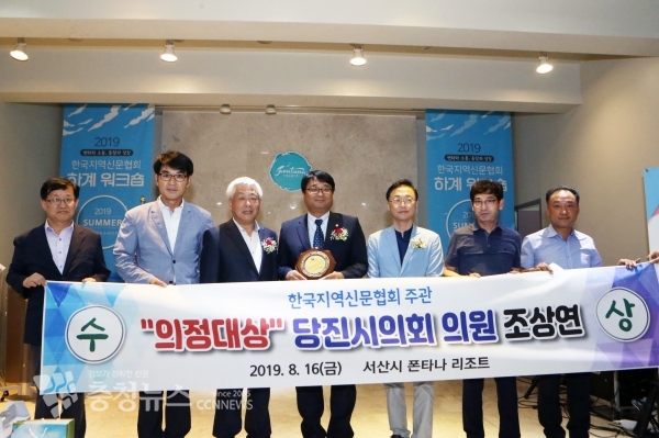 수상 관계자와 함께