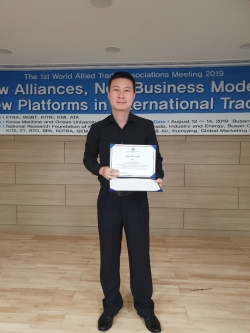 ‘2019년 무역학 통합 세계학술대회’에서 학술대상을 수상한 조군 대학원생이 상패를 들고 기념촬영
