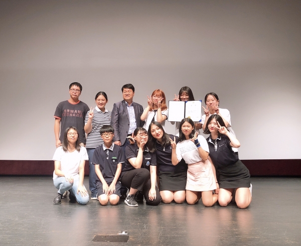 ‘2019 대전광역시 청소년 정책 제안대회’에서 유성구 청소년참여위원회 ‘해달별’ 위원들이 대상(대전광역시장상)을 수상하고 기념촬영