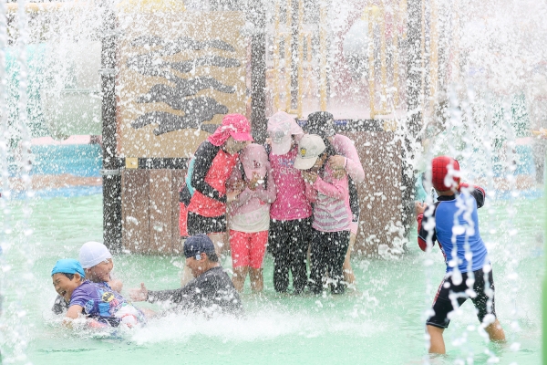 지난 주말 어린이들이 서산시 야외물놀이장에서 물놀이를 즐기고 있다