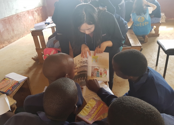 이수라 학생이 한국 홍보 책자를 보며 한국의 역사 설명해 주는 장면