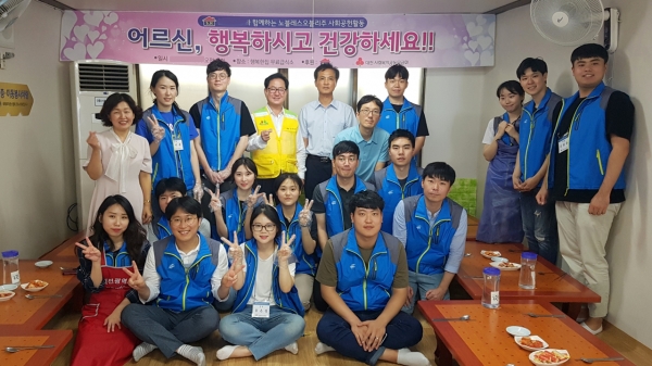 △ 지역 어르신들을 위한 급식 봉사활동 마친 대전도시철도공사 새내기들. (가운데 오른쪽 공사 김기연 경영지원처장, 왼쪽 대전시자원봉사연합회 김창섭 회장)