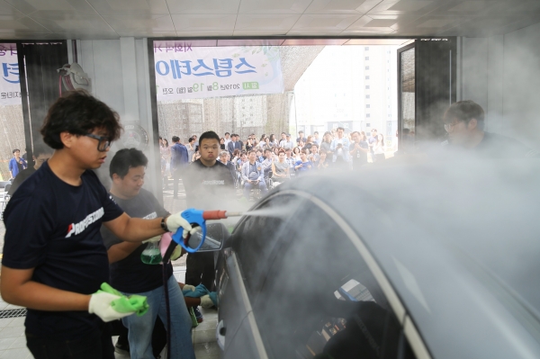 스팀스테이션 직원들의 차량 세차 모습