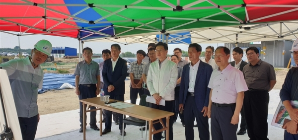 이재욱 농식품부차관(테이블 중앙 흰색 상의)이 현장사무소에서 현황을 보고받고 있다 (테이블 좌측부터, 한광석 농어촌공사 당진지사장, 김종필 농어촌공사 충남본부장, 이재욱 농식품부차관, 강병문 한국농어촌공사)
