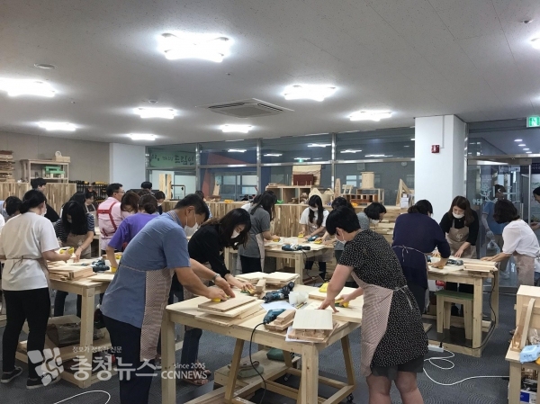 강사와 함께 목공체험 연수에 참여하고 있는 세종시교육청 지방공무원들의 모습