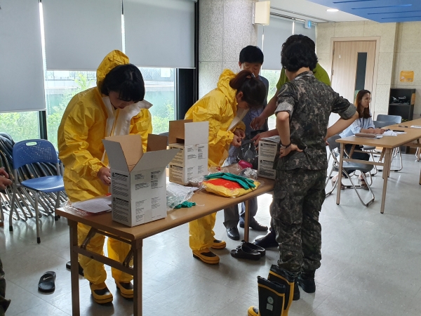 20일 유성구보건소 다목적실에서 보건소 직원들이 생물테러모의훈련 대비 보호복 착탈을 실습하고 있다
